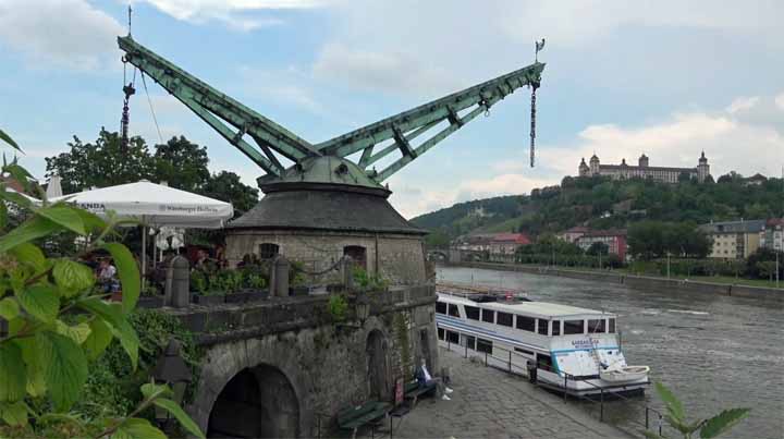 Alte Kranen aan de promenade Würzburg