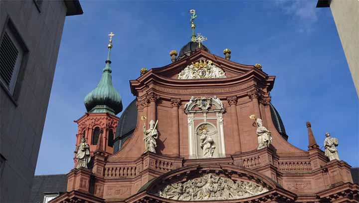 Neumünster-kirche
