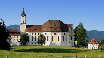 De Wieskirche ligt in een mooie omgeving