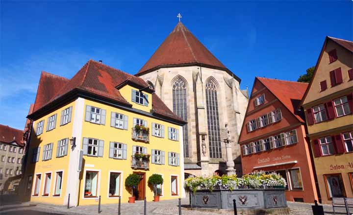 Altrathausplatz met Löwenbrunnen