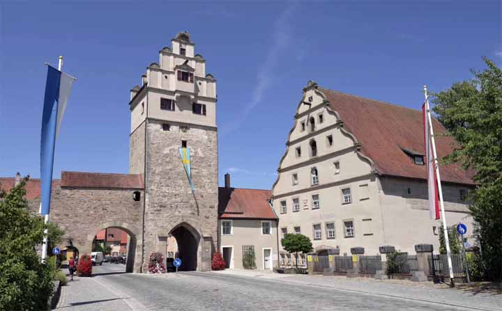 Nördlinger Tor met mooie trapgevel en de Stadtmühle waar het Museum 3. Dimension gevestigd is
