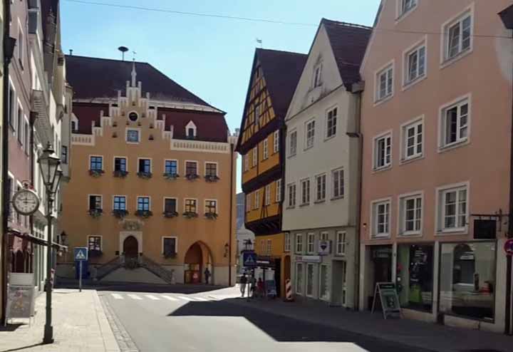 Reichsstraße met de voorgevel van het Rathaus