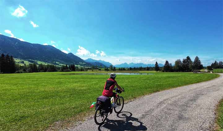 Op het laatste deel van de route komen de uitlopers van de Alpen in het zicht
