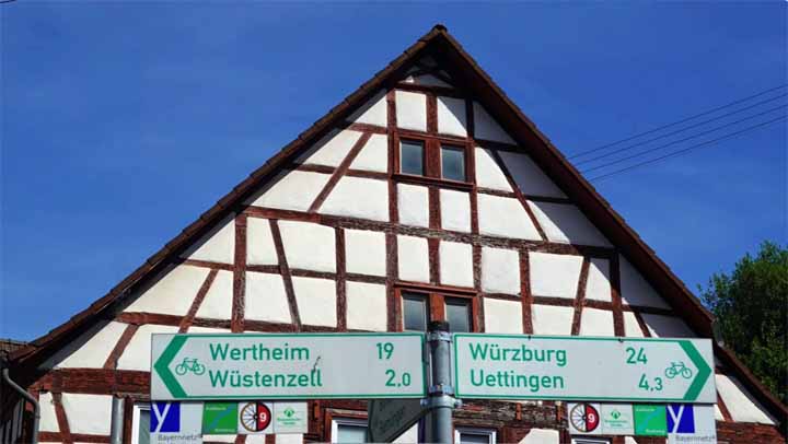 De Romantische Strasse Radweg is een veelzijdige fietsroute met naast mooie historische stadjes veek landschappelijk schoon