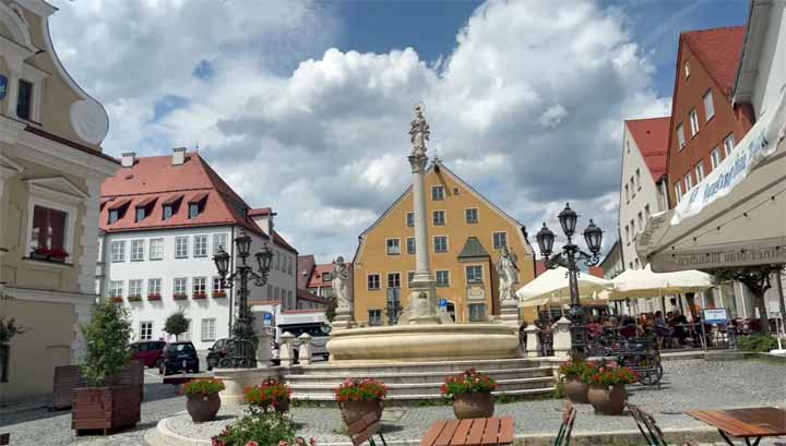 De Marienbrunnen met pestzuil (1600) op de Marienplatz