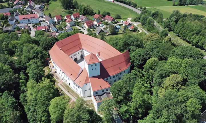 Het Wittelsbacher Schloss in vogelvluvcht