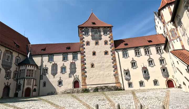 De binnenplaats van het Hohe Schloss