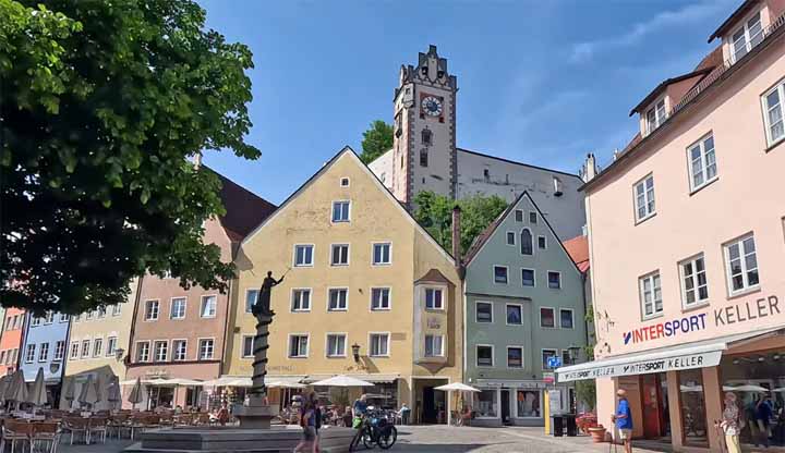 De Reichenstrasse met zicht op de klokkentoren van het Hohe Schloss