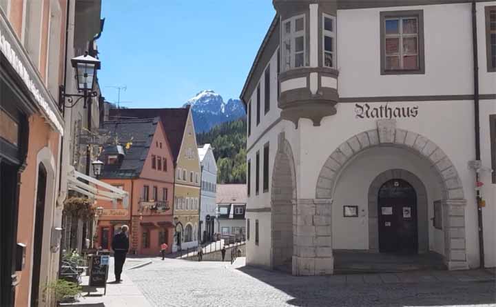 Mooi doorkijkje met rechts het Rathaus van Füssen