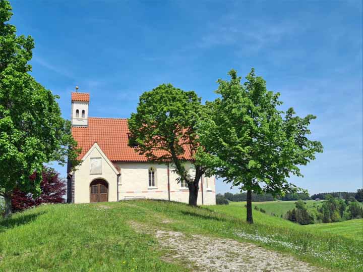 De bezienswaardige St.Ursula-kapelle is iets buiten Hohenfurch gelegen
