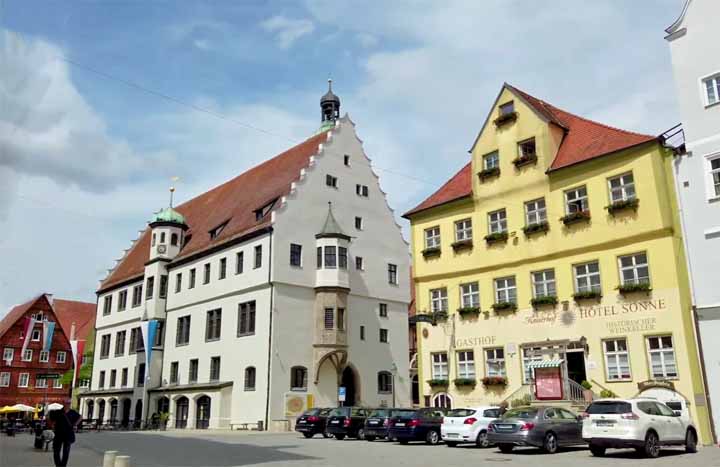 Rathaus met daarnaast Hotel Sonne