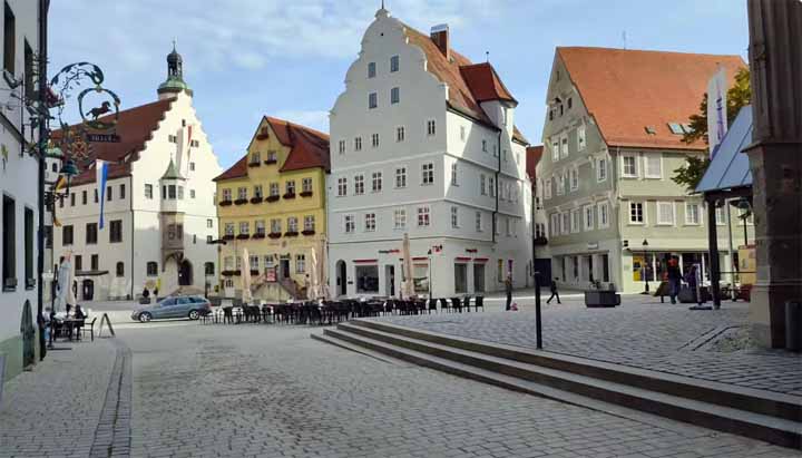 Marktplatz met daaraan gelegen fraaie herenhuizen en het Rathaus