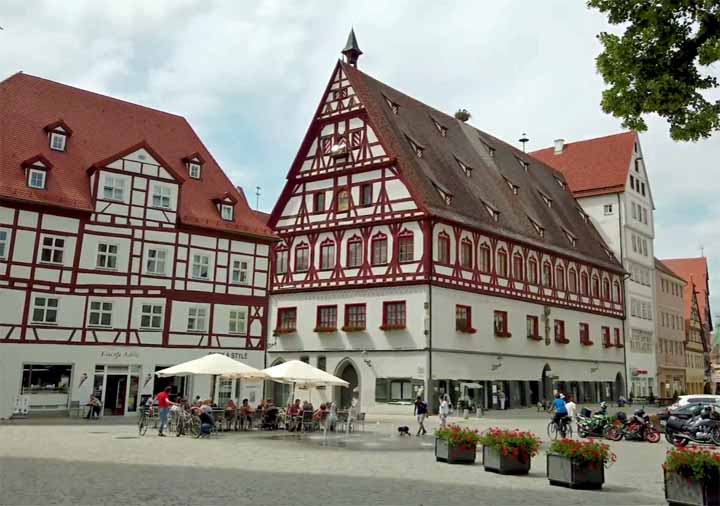 - Brot- und Tanzhaus aan de Marktplatz. Het gebouw dateert uit 1444