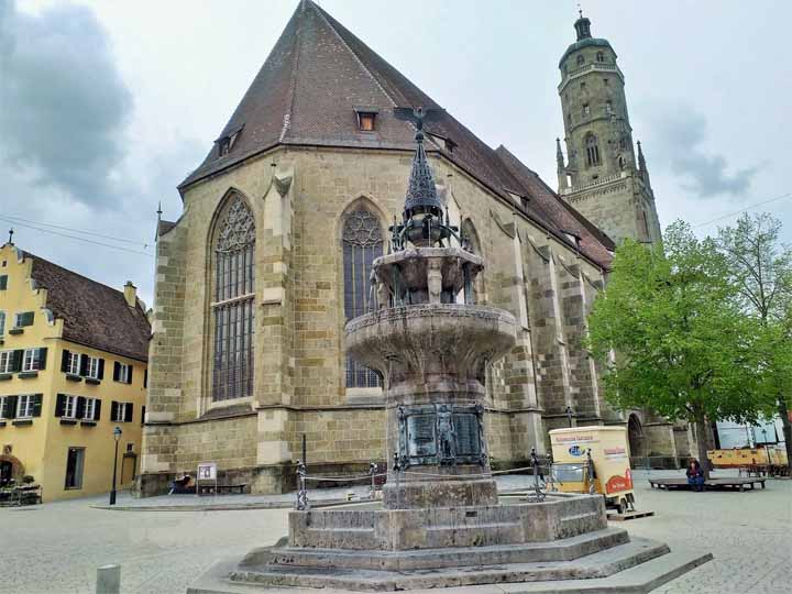De St.Georgskirche is prominent aanwezig in de binnenstad van Nördlingen