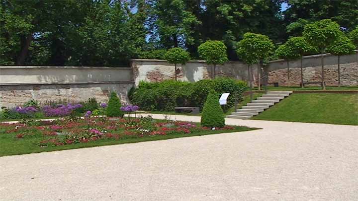 Kasteeltuin, veel bloemen en stijlvol aangelegde bloemperken