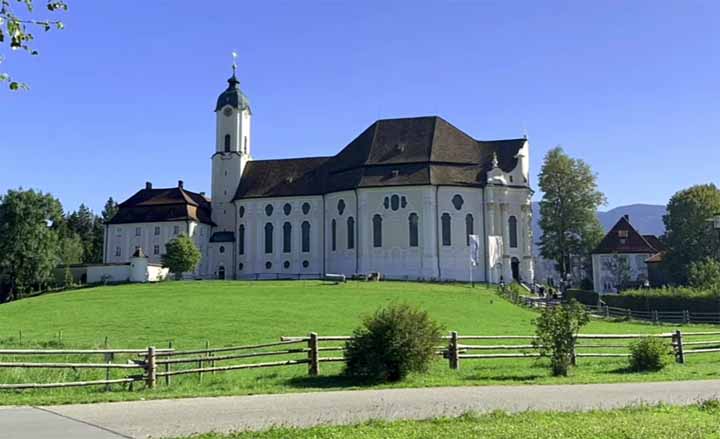 De Wieskirche in het dorp Wies
